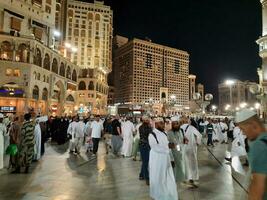 mekka, saudi Arabië, juni 2023 - Bij nacht, Daar is een groot aantal van pelgrims van allemaal over- de wereld in de buitenste binnenplaats van masjid al haram. foto