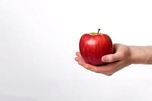 hand- Holding en tonen een vers geheel rood appel Aan wit achtergrond met kopiëren ruimte. ai gegenereerd foto