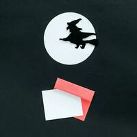 blanco wit halloween kaart met heks en maan. poster uitnodiging mockup foto