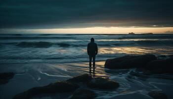 silhouet van Mens staand Aan sereen kustlijn gegenereerd door ai foto