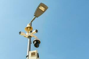 TROS van veiligheid camera's Aan een lantarenpaal, in een openbaar park Aan de lucht achtergrond, met kopiëren ruimte. foto