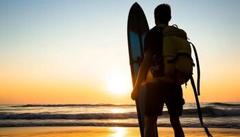 mannen surfboard Bij zonsopkomst Aan zomer vakanties in natuur buitenshuis gegenereerd door ai foto