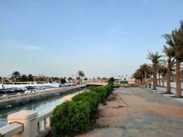 Djedda, saudi Arabië, juni 2023 - een mooi avond visie van de openbaar park Aan de jeddah corniche. deze park is gelegen Rechtsaf De volgende naar de zee. foto