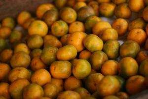stapel van vers mandarijn- sinaasappels in een fruit markt. foto
