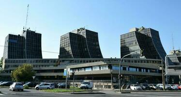 modena Italië, mei 12, 2022 direzionale 70 beroemd reclame complex in de stad van mode. jaren 70 wijnoogst gebouwen architectuur. Italië foto