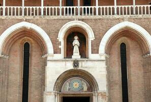 Padova Italië- augustus 8, 2022 standbeeld van heilige anthony in de facade van de basiliek. padua, Italië foto