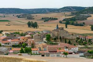 traditioneel dorp Aan de Castiliaans plateau in Spanje met romaans Katholiek kerk foto