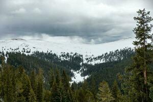 sluitsteen ski toevlucht stad- in Colorado rockies foto