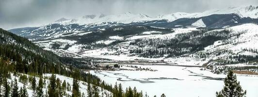 sluitsteen ski toevlucht stad- in Colorado rockies foto