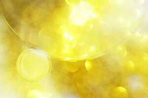 goud olie bubbels dichtbij omhoog. cirkels van water macro. abstract glimmend geel achtergrond foto