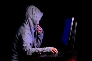 vrouwelijke hacker breekt in op dataservers van de overheid en infecteert hun systeem met een virus op zijn schuilplaats heeft een donkerblauwe atmosfeer