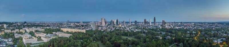 breed hoek dar panorama over- de Duitse stad Frankfurt ben hoofd gedurende zonsondergang foto