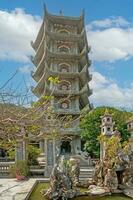 beeld van pagode toren in marmeren bergen in Vietnam foto