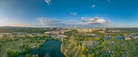 breed hoek dar panorama over- de Duitse stad Frankfurt ben hoofd gedurende zonsondergang foto