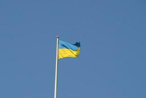 oekraïens vlag van Oekraïne over- blauw lucht foto