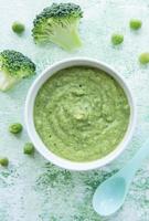 biologische groene broccolipuree met ingrediënten foto