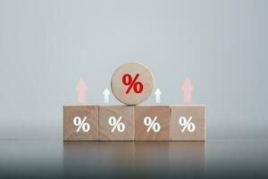 detailopname hout kubussen met percentage symbool, procent en omhoog toenemend pijlen Aan houten kubussen. financieel interesseren hypotheek tarieven toenemen of prijs commissie salarisverhoging, groei bedrijf, financiën belasting. foto