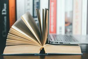 boek stack in de bibliotheek kamer en wazig stack boek voor bedrijf en onderwijs achtergrond, terug naar school- concept. kopiëren ruimte voor tekst. afstand opleiding, e-learning concept. foto