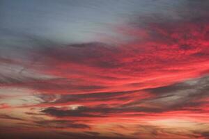 dramatische wolk bij zonsondergang foto