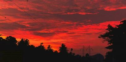 hoog volt elektrisch pool Bij zonsondergang Bij platteland panorama foto