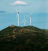 drie wind turbines in algarve, Portugal foto