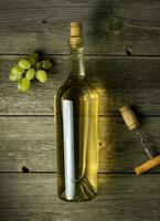 glas fles van wijn met kurken Aan houten tafel achtergrond foto
