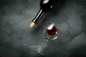 glas fles van wijn met kurken Aan houten tafel achtergrond foto