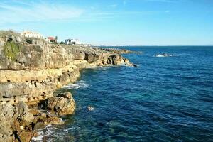 kaap roca, Portugal. rotsen en golven Bij kustlijn. visie van de kliffen Bij atlantic oceaan foto