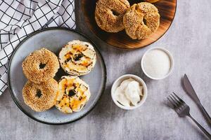 creme brulee bagels met room kaas en gecarameliseerd suiker Aan een bord top visie foto