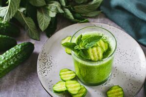 eetpatroon komkommer en munt smoothie in een glas voor ontbijt foto