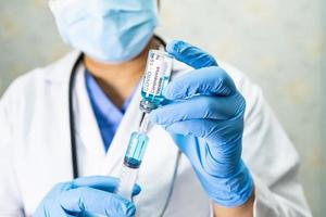 arts die spuit vasthoudt met vaccinontwikkeling medisch voor gebruik door artsen om ziektepatiënten te behandelen covid 19 coronavirusvaccin in het ziekenhuis