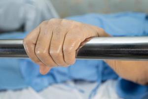 Aziatische senior of oudere oude vrouw patiënt gaat liggen behandel het railbed met hoop op een bed in het ziekenhuis foto