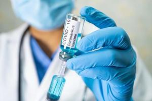 arts die spuit vasthoudt met vaccinontwikkeling medisch voor gebruik door artsen om ziektepatiënten te behandelen covid 19 coronavirusvaccin in het ziekenhuis