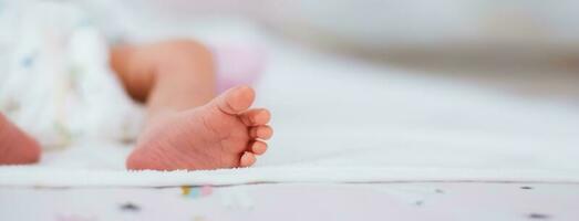 pasgeboren baby voeten Aan wit deken. zwangerschap en babyhood concept. foto