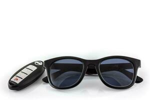 zwart zonnebril en auto sleutels foto