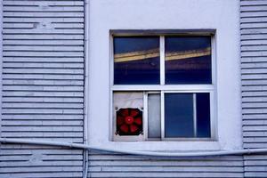 raam op de grijze gevel van het huis