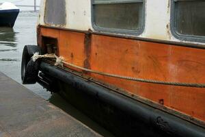 oud roestig veerboot boot in Lissabon, Portugal foto