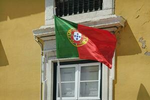 Portugees vlag golvend in de wind in Lissabon foto