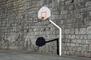 oude straat basketbalring foto