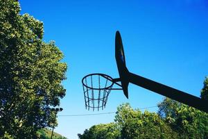 oude straat basketbalring foto