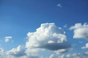 wereld milieu dag concept. blauw lucht met wit wolken, genereren ai foto