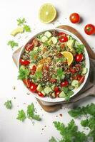 quinoa tabouleh salade met rood kers tomaten, oranje paprika, avocado, komkommers en peterselie. traditioneel midden- oostelijk en Arabisch gerecht. wit tafel achtergrond, top visie, genereren ai foto