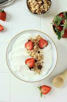 Grieks yoghurt topping met aardbei en muesli foto