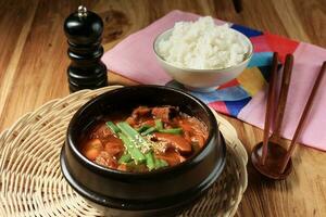 Koreaans traditioneel Kimchi jjigae soep. foto