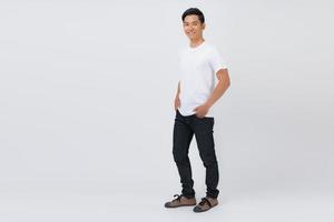 jonge man in wit t-shirt op witte achtergrond foto
