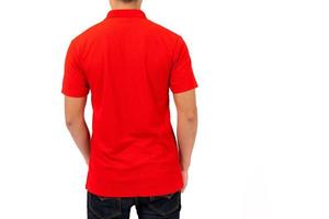 jonge man in rood shirt op witte achtergrond foto