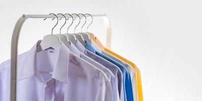 mannen overhemden kleding op hangers op witte achtergrond foto