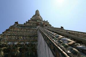 wat arun, gezien van de bodem omhoog, ziet de blauw lucht. wat arun is een iconisch mijlpaal van Bangkok, Thailand. foto