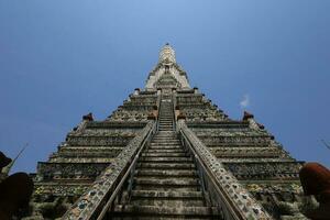 wat arun, gezien van de bodem omhoog, ziet de blauw lucht. wat arun is een iconisch mijlpaal van Bangkok, Thailand. foto