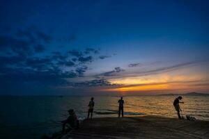 pattaya strand, pratumnak heuvel tussen zuiden pattaya strand en jomtien strand in de zonsondergang, avond. foto